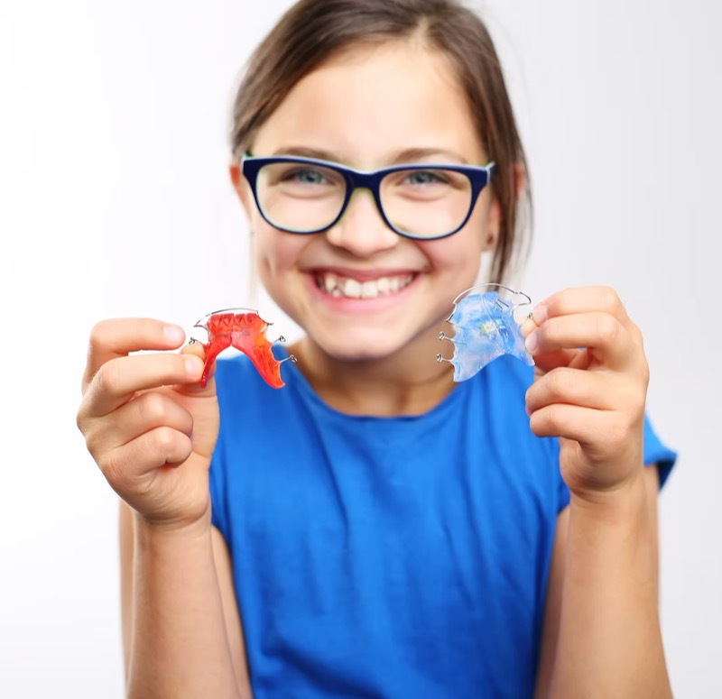 Mädchen mit herausnehmbarer Zahnspange